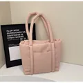 Gesteppte Puffer-Tragetasche in hellem Rosa mit gepolsterten Griffen und Tasche - Rosa