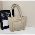 Gesteppte beige Daunen-Tote-Bag aus glänzendem Nylon mit runden Tragegriffen - Gebrochenes Weiß