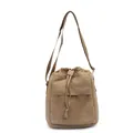Sac seau en nylon kaki avec cordon de serrage, bandoulière réglable et poche avant sur blanc - Kaki
