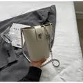 Elegante borsa a secchiello beige con tracolla a catena argento e chiusura a scatto - Bianco Sporco