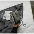 Secchiello argento metallizzato con texture stropicciata e tracolla a catena 2025 - Argento
