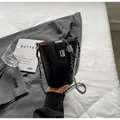 Secchiello classico in pelle nera con tracolla a catena d'argento e fibbia in metallo - Nero