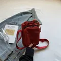 Σκούρα κόκκινη νάιλον τσάντα bucket με κορδόνι και μπροστινή τσέπη σε φόντο denim - Κόκκινο