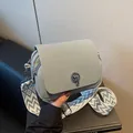Mini borsa a tracolla azzurra con trama, chiusura a scatto e tracolla geometrica larga - 18*9*13 / Blu