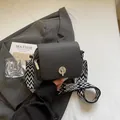 Mini borsa a tracolla grigio scuro con ampia tracolla geometrica e chiusura argento - 18*9*13 / Nero