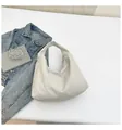 Bolso tote minimalista de nailon crema estilo hobo con accesorios sobre fondo blanco - Blanco