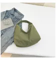 Bolso hobo minimalista en nailon verde oliva con una suave textura plisada - Verde