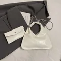 Sac à bandoulière triangle blanc crème minimaliste avec chaîne argentée et mini pochette - Ensemble Sac et Pochette / Blanc Cassé