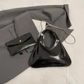 Sac à main triangle en cuir verni noir avec chaîne argentée et pochette assortie moderne - Ensemble Sac et Pochette / Noir