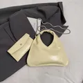 Sac à bandoulière triangle jaune crème chic avec porte-monnaie et bandoulière chaîne - Ensemble Sac et Pochette / Jaune