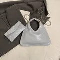 Sac à main triangle bleu clair chic avec pochette assortie et chaîne argentée - Ensemble Sac et Pochette / Bleu clair