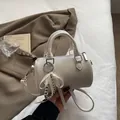 Sac Boston blanc en cuir litchi avec ruban et bandoulière réglable - Blanc Crème avec Pendentif