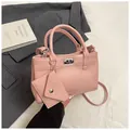 Sac à main en cuir PU rose avec petit porte-monnaie et fermoir en métal argenté - Rose