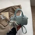 Mini sac Boston bleu clair en cuir grainé avec breloque perle et détails argentés - Bleu avec pendentif
