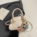Bolso de mano blanco crema estilo bowling con base ondulada y amuleto de oso - Con Colgante / Blanco