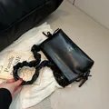 Borsa a spalla in PU nero con tracolla arricciata a nuvola e forma rettangolare - Nero