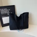 Minimalistische schwarze Canvas-Einkaufstasche mit doppelten Riemen auf Displayständer - Schwarz
