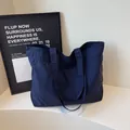 Minimalistische große Canvas-Einkaufstasche in Dunkelblau mit breiten Schultergurten - Blau