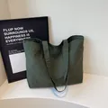 Minimalistische große olivgrüne Segeltuch-Tragetasche für Damen mit geräumigem Design - Grün