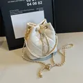 Secchiello bianco trapuntato con tracolla a catena dorata e coulisse per donna - Bianco