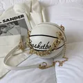 Bolso bandolera blanco con forma de baloncesto, cadena dorada y texto artístico - Blanco
