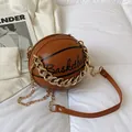 Bolso bandolera redondo con forma de baloncesto marrón y cadena metálica dorada - Marrón