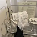 Elegante cremeweiße Umhängetasche mit großer Organzaschleife und Perlengriff-Detail - Weiß