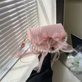 Rosafarbene Umhängetasche mit Netzschleife und Perlengriff für einen romantischen Look - Rosa