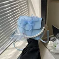 Schicke hellblaue Umhängetasche mit Organza Schleife und weißer Perlenkette für Sommer - Blau