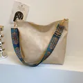 Sac fourre-tout beige avec bandoulière large imprimée géométrique bleu et or - Blanc Cassé