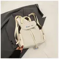 Gebroken witte nylon rugzak met MeaRey borduursel op grijze blazer achtergrond - Wit
