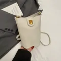 Bolso cubo beige chic en cuero granulado con hebilla dorada y correa de hombro - Blanco