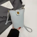 Bolso saco azul claro minimalista en cuero con diseño de lichi y hebilla dorada - Azul