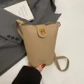 Elegante bolso saco caqui con textura de grano litchi, hebilla metálica dorada y bandolera - Caqui