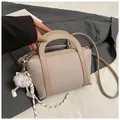 Secchiello chic beige a grana litchi con ciondolo di peluche e tracolla regolabile - Grigio Con Pendente