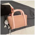 Borsa a secchiello rosa chiaro motivo litchi con un simpatico ciondolo a forma di orso - rosa con ciondolo