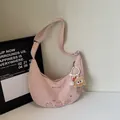 Roze halve maan tas met happy tekstprint en schattige pluche kat hanger detail - Roze (Met Hanger)