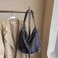Borsa tote in denim lavato retrò con dettagli patchwork sfrangiati e grande capienza - Nero