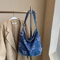 Grande borsa tote retrò in denim blu con toppe vintage e dettagli invecchiati - Blu scuro