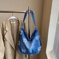 Borsa hobo in denim blu con toppe a lettere vintage e ampia tracolla alla moda - Blu Denim