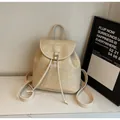 Minimalistische beige PU-lederen rugzak met zilveren gesp en handige trekkoordsluiting - Broken Wit