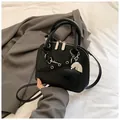 Sac à main noir texture litchi avec chaîne métallique et pendentif cœur élégant - Noir