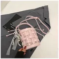 Secchiello intrecciato rosa con ciondolo di perle e pizzo e tracolla versatile - Rosa Con Ciondolo