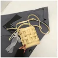 Dettaglio della borsa a secchiello intrecciata beige con fodera e ciondolo di perle - Giallo con Ciondolo a Nuvola