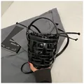 Secchiello intrecciato nero di tendenza con interno a coulisse e tracolla lunga - Nero