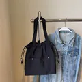 Borsa tote in nylon nero impermeabile con chiusura a coulisse e multitasche - Nero
