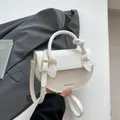Bolso bandolera semicircular blanco en cuero texturizado con detalle de asa con nudo - Blanco