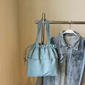 Borsa tote in nylon azzurro con coulisse e doppie tasche anteriori e dettagli argento - Blu