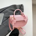 Bolso rosa de media luna con asa de nudo y textura de cuero de grano lichi - Rosa