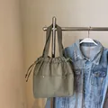 Borsa tote in nylon verde oliva con coulisse e due tasche anteriori da donna - Verde
